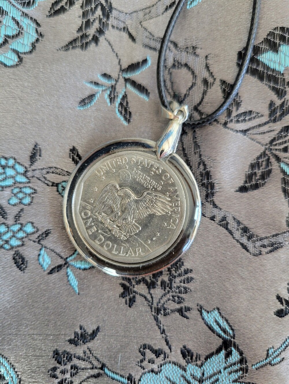 1979 US Susan B. Anthony Coin Pendant - Handcrafted Vintage Coin Resin Necklace - Picture 9 of 13